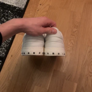 Vita valentino flycrews  - Tjena! Säljer dessa feta flycrews som är näst intill oanvända i otroligt bra skick och är väl omskötta. Endast 1 nit är borta men det ingår 2! Extra nitar samt box osv:) ifall ni har någon fundering så är det bara att höra av er😃