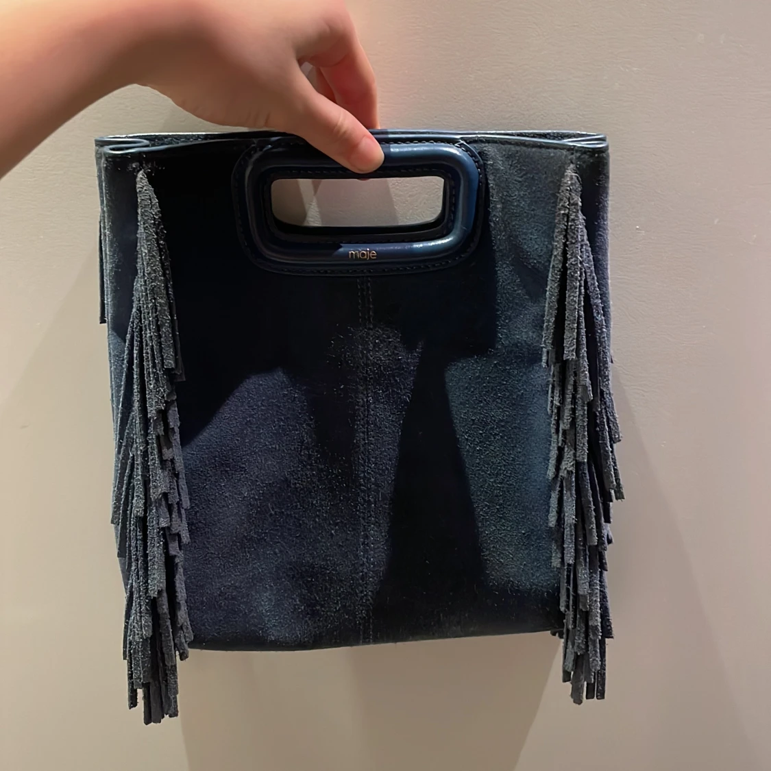 Blå maje mockaväska med fransar