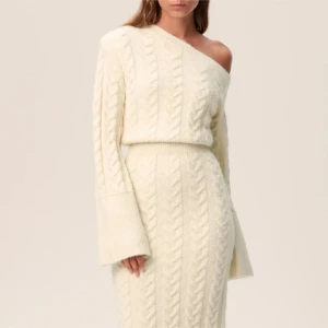 Adoore - Vit stickad klänning - Snygg vit stickad klänning med en unikt oneshoulder-design. Klänningen har ett kabelstickat mönster och långa ärmar som ger en elegant look. 