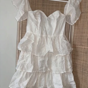 Studentklänning  - Slutsåld vit klänning med volanger och korta ärmar. Perfekt till student, konfirmation eller skolavslutning! Mycket bra skick💕