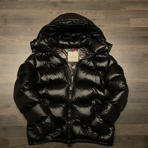 Moncler maya - Säljer min maya då jag börjar växa ur den, storlek 1 = (S) | nfc och Scan och allt fungerar ❄️| Jackan är i väldigt bra skick | Skriv vid minsta fundering 💭| Pris kan diskuteras vid snabb affär‼️|
