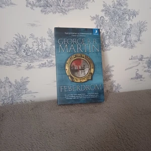 Feberdröm - Boken 'Feberdröm' av George R.R. Martin är en vampyrroman som utspelar sig på Mississippi-floden. Den handlar om ett fartyg och dess besättning som möter mystiska och övernaturliga händelser. Perfekt för fans av fantasy och skräck.