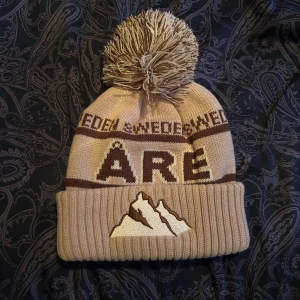 Åre mössa - Riktigt snygg Åre mössa som är helt nya taggarna är bara avklippta| Hör av er vid fler funderingar ☁️