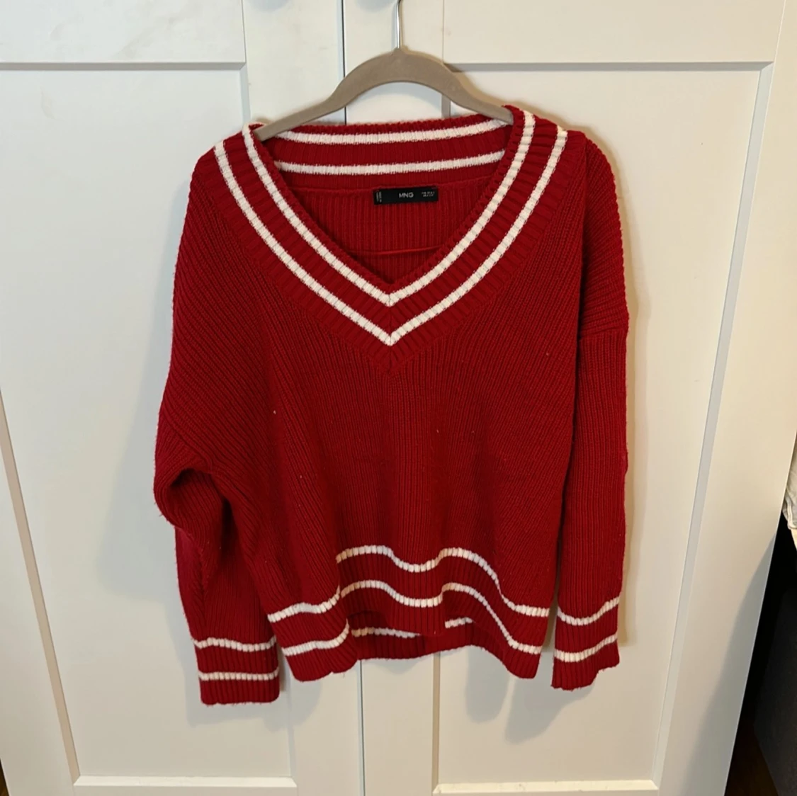 Röd stickad tröja med vita ränder - 2