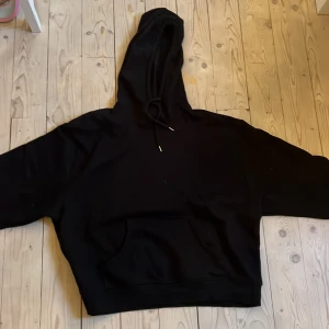 Svart hoodie från Lindex - Säljer en svart hoodie från Lindex. Den har en klassisk design med en stor huva och en praktisk magficka. Perfekt för en avslappnad stil. 🖤