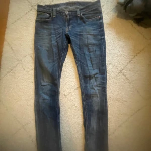 Blå jeans från Nudie Jeans - Snygga blå jeans från Nudie Jeans med en klassisk femficksdesign. W32 L34. Kom med fråger svarar snabbt