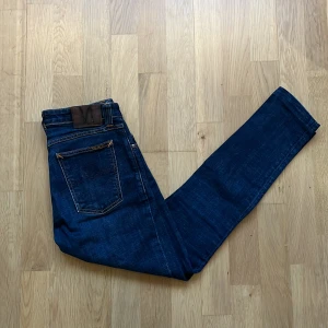 Nudie jeans - Säljer nu ett par riktigt feta nudie jeans i storlek 28/32 🔥Dem är i modellen skinny sam och i skicket, 9,5/10, inga defekter och få tecken på användning. Mitt pris: 379kr, nypris: ca 1700💸Bara att skriva vid minsta fundering✍🏼Svarar snabbt och skickar alltid inom 24h📦