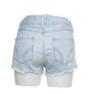 Low waist jeansshorts  - Snygga lowwaist jeansshorts med fransiga kanter och coola spetsdetaljer på framsidan.