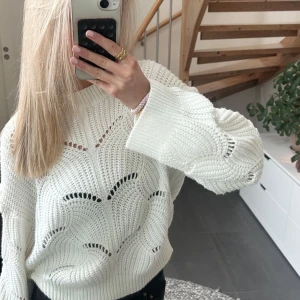 Vit stickad tröja - Säljer en vit stickad tröja med ett hålmönster. 