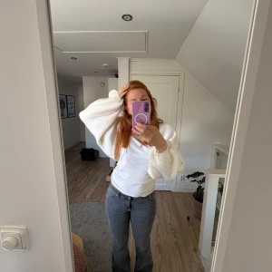 Grå jeans - Snygga grå jeans med en klassisk design. De har en normal midja och en bootcut-stil som ger en tidlös look. Perfekta för att matcha med en stickad tröja eller en enkel topp.