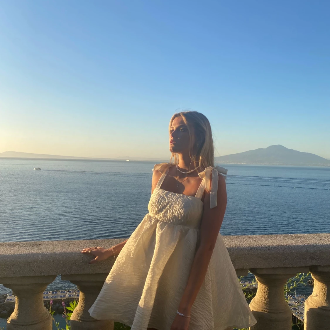 Vit klänning med knytband perfekt till studenten! - 1