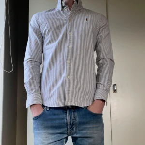 Ralph Lauren Skjorta - Ralph Lauren Skjorta | Skick: 9/10 | Färg: Randig vit/ljusgrå | Nypris: 1995kr | Mitt pris: 499kr | Tveka inte på att ställa frågor i dm!💯