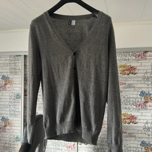 Divided plagg - Snygg grishigt plagg perfekt för tiden. Vid frågor och funderingar så tveka inte att fråga!