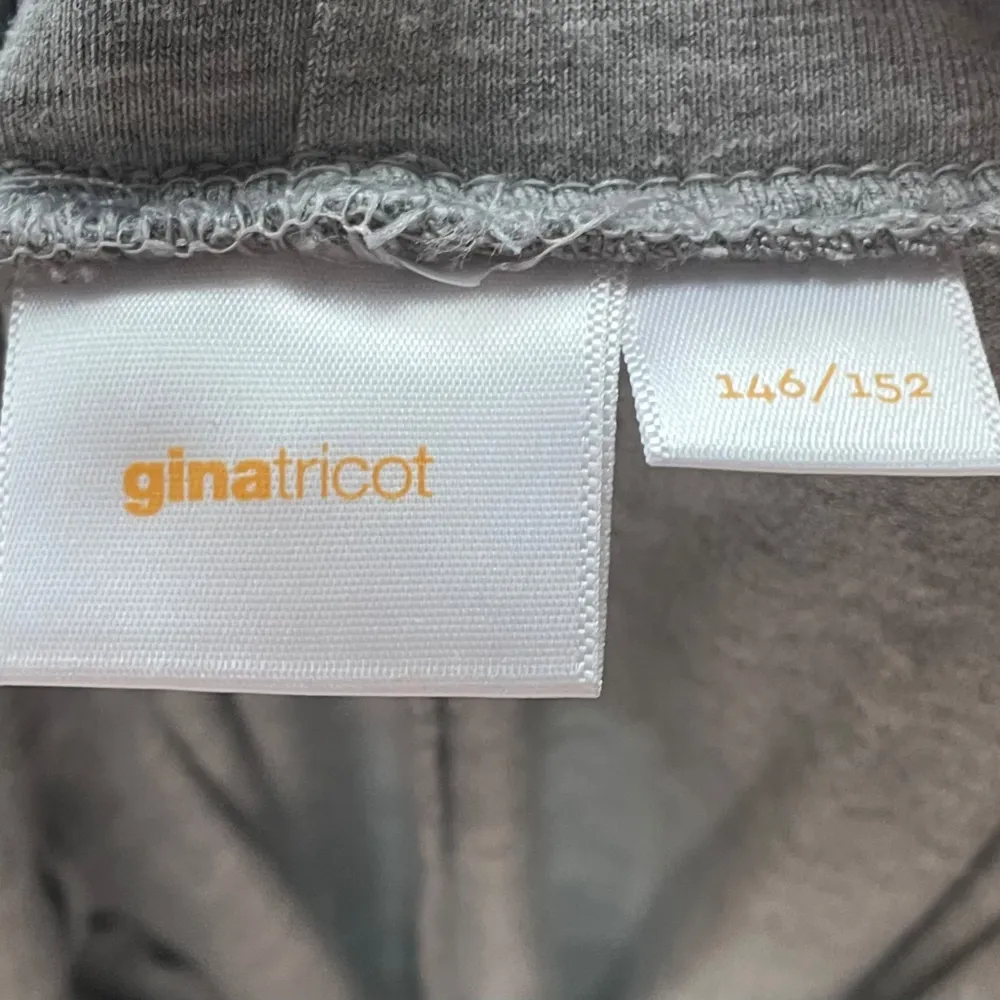 Säljer ett par låg midjade yoga byxor från gina Tricot (Gina Young) i storlek 146/152. Byxorna är använda, men inte slitna. Säljer på grund av att de är för små🩶. Farkut & Housut.