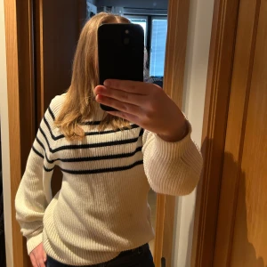 Vit stickad tröja med svarta ränder -  En vit stickad tröja från Kappahl med ränder över bröstet🤍