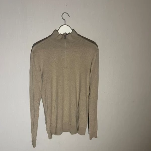 Half zip - Säljer denna fräscha tröjan från selected homme i storleken S. Använt runt 2-3 gånger förra sommaren. Skickar gärna fler bilder om det behövs.