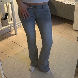 Grå lågmidjade bootcut jeans - Perfekta lågmidjade jeans med bootcut i en ljusgrå färg 😍midjemått: 79cm, innerbenslängd: 83cm