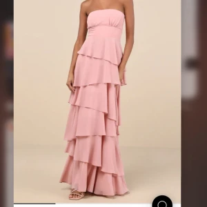 Rosa axelbandslös långklänning - Super fin rosa balklänning från Lulus! Helt oanvänd (endast testad) med lapp kvar och säljer då jag valde en annan klänning men det är försent att returnera. Original pris är 1350 + frakt. Fråga för fler bilder!💗