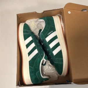 Adidas Campus 00s Skor - Helt oanvända gröna Adidas Campus 00s  köpta på footlocker.  Nypris 1099kr