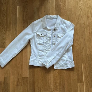 Vit jeansjacka från ONLY - Denna jeansjacka har bara varit använt under 10 gånger. Storleken säger 42, men den passar en 36/38 som är det jag vanligtvis använder. Den är vit och har ingen fläckar😊