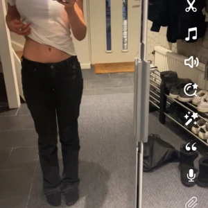 Low waist  - Säljer mina superfina low waist jeans fårn Levis. Säljer då jag behöver pengar. Dom är SÅÅ fina❤️ bara att skriva om ni har några frågor. Dom är i storlek 24/30 men har spretat upp dom i benen så passar löngre personer oxå