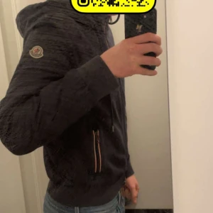 Moncler cardigan cardigan  - Svart moncler cardigan med koft och windbreaker material. Storlek M. Kom med bud