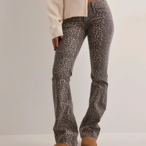 Leopardmönstrade byxor - Low waist Leo jeans från Nelly.                     Använda bara 2 gånger säljer pga fel storlek.