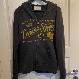 Ralph lauren zipup - Assoft sällsynt denim supply hoodie från ralph lauren. Inga hål eller skador på hoodien bara lite slitage på trycket (som alla denim supply plagg har) Storlek S men passar också M. Priset justerbart vid snabb affär🤝
