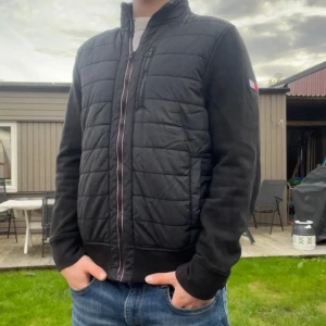  Tommy Hilfiger jacka - Säljer nu min Tommy Hilfiger jacka som funkar parfekt nu till våren. Den är i storlek M men passar S. Nypris 3000kr! Priset är inte hugget i sten 🪨