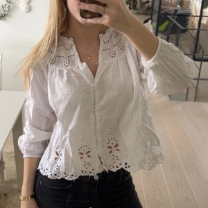 Vit blus - Jätte snygg vit blus från Zara. Den är i storlek 152 men sitter som en xs/s