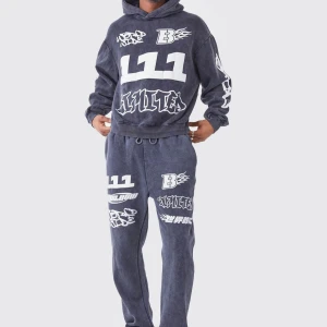 Tracksuit  - Säljer en tracksuit i storlek XL. Aldrig använd, helt ny. Skicka vid frågor. 