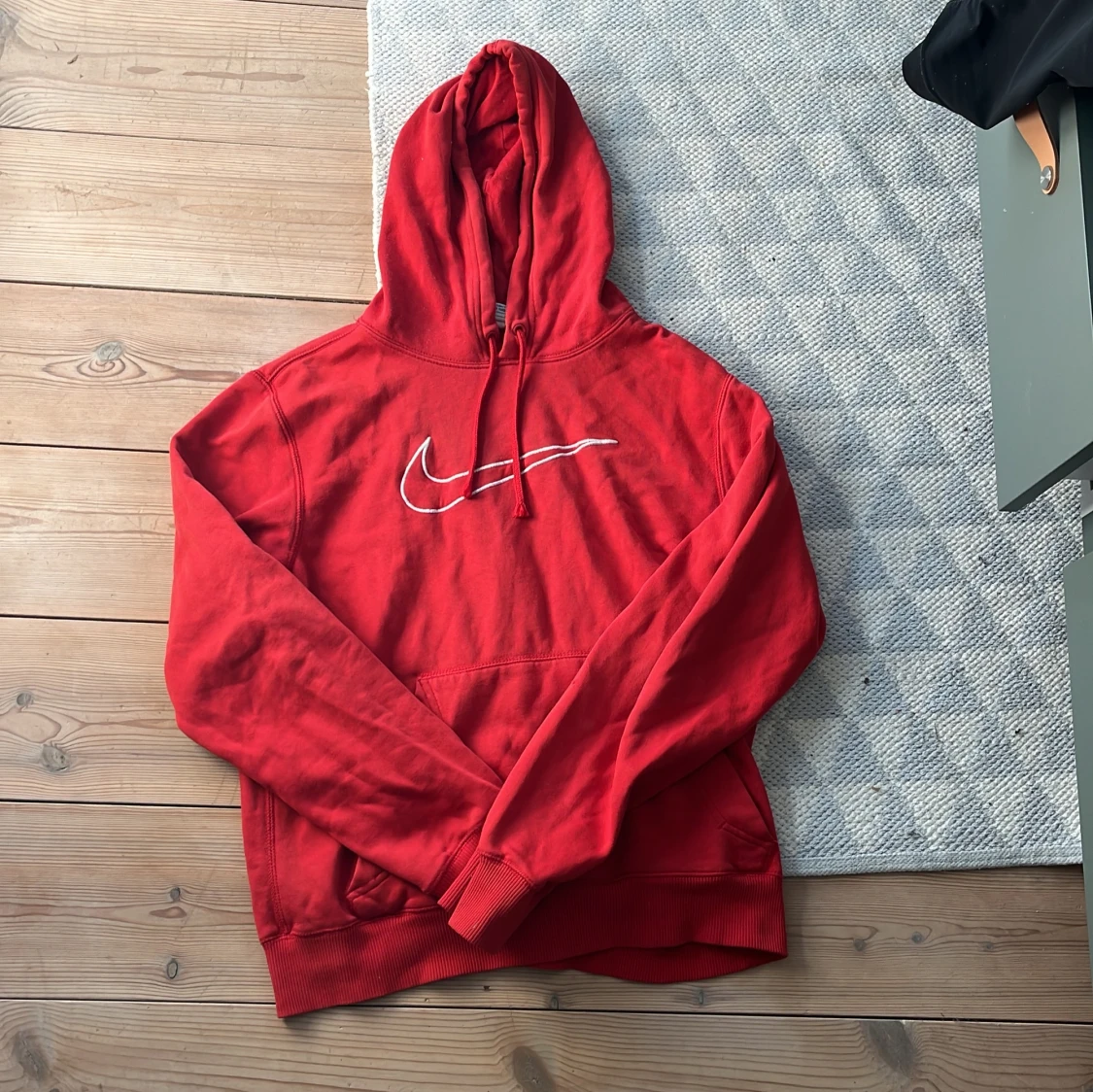 Röd vintage hoodie från Nike - 1