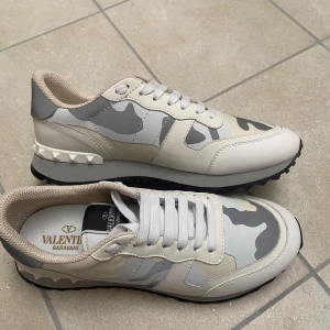 Valentino Rockrunner - Säljer nu dessa heta skor från Valentino i en väldigt fin färg som passar väldigt bra till våren. Hör av dig vid fler funderingar 🙏