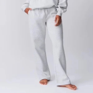 Grå mjukisbyxor från Basically Basics - Säljer ett par grå mjukisbyxor från Basically Basics. Byxorna har en bekväm passform med resår i midjan och vida ben. Perfekta för en avslappnad stil.OBS! Har en hoodie i grå samma kollektion båda för 70kr