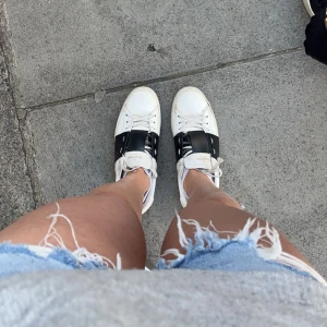 Valentino skor  - Välanvända Valentino Opens, de är använda i lite mer än ett år så de har en del slitningar men har fortfarande mycket kvar att ge! Pris kan diskuteras vid snabb affär! Storlek 38 men skulle säga att de även passar 39.