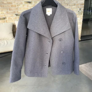 Grå kappa från gina tricot - Säljer denna gråa kappan ifrån Gina tricot knappt använd, köpte för 800kr säljer för 150kr