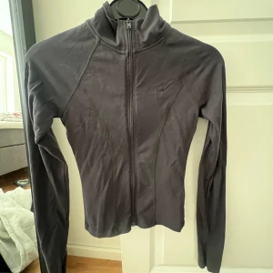 Svart jacka från Gina Tricot - Säljer min träningskofta från Gina Tricot då den inte kommer till användning mer💕Orginal pris är 359kr men nypris är 250kr, Pris går alltid att diskutera!😊