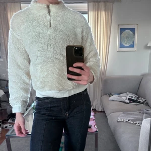 Vit fleece tröja från Size & Needle - Mysig vit fleece tröja från Size & Needle med dragkedja vid halsen. Står storlek M men skulle säga att den passar XS/S