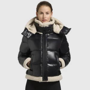 Svart dunjacka från Khujo - Säljer en svart dunjacka från Khujo med fluffigt foder och huva. Jackan har en glansig yta och stängs med dragkedja. Perfekt för kalla dagar med sin varma och mysiga design. Nypris 2089 kr, köpt på Zalando.