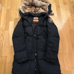 Svart dunjacka Parajumpers - Säljer en svart dunjacka från Parajumpers med pälsfodrad huva. Nys kemtvättat Ändå använd. Skulle sålt den dyrare men eftersom det börjar bli varmare så säljer jag den billigare. Riktig steal. Sliten inuti fickan men inte ett hål