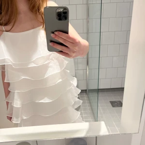 Vit By Malina kläning - Säljer nu min vita By Malina-klänning i modellen "Kami" som är perfekt nu till studenten💗💗 Den är aldrig använd och har bara testats för bilderna, så den är i nyskick. Lapparna sitter fortfarande kvar, vilket syns på bilderna!! Köpt för=2599kr mitt pris= 1999kr Pris kan såklart diskuteras vid snabb affär🫶🫶