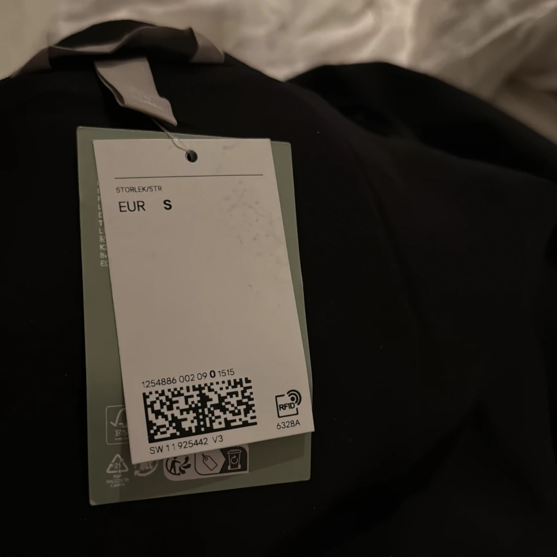 Svart blus med volangdetaljer - 2