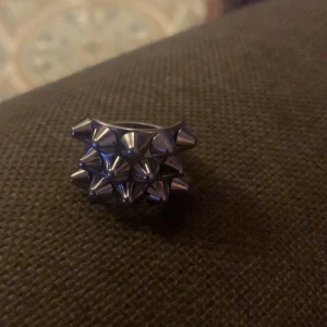 Edblad peak ring steel tillsalu💖 Storlek 16.00, sparsamt använd💖 - Cool ring i silver med flera små nitar som ger en edgy look. Perfekt för att ge din outfit en unik touch. Passar bra till både vardag och speciella tillfällen.