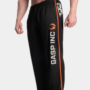 Svarta träningsbyxor från GASP INC - Snygga svarta träningsbyxor från GASP INC med orangea detaljer och tryck. Byxorna har en elastisk midja med snörning och tryck med texten 'GASP INC' längs benet samt siffran '89' på baksidan. Perfekta för gymmet eller avslappnade dagar.