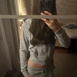Grå juicy couture sett - Säljer detta juicy couture settet, jätte snyggt och skönt. Båda delarna är storlek Xs, buda gärna💕