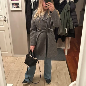 Grå kappa - Jätte fin kappa som passar perfekt till våran🥰🥰💕💕 nypris 700kr!!