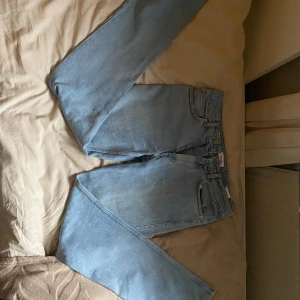 Ljusblå jeans från Axel Arigato - Snygga ljusblå jeans från Axel Arigato med klassisk femficksdesign. De har en rak passform och är perfekta för en avslappnad stil. Märkes detaljer finns på baksidan.                                                                               Strolek S oanvända