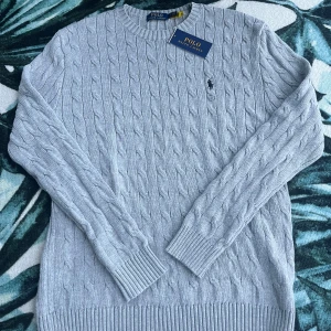 Stickad Ralph Lauren - Tja, säljer min Ralph Lauren tröja i storlek S. | tröjan är aldrig använd tagg och scan finns. | Inga defekter | skriv vid eventuell frågor | pris ej huggt i sten.
