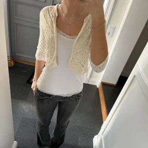 Vit/beige stickad kofta  - Trekvartsärmad gräddvit stickad topp från JDY i storlek S. Fint skick. Använd gärna köp nu!