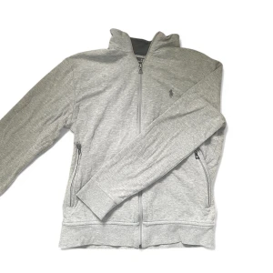 Ralph lauren zip - En snygg Ralph lauren tröja i storlek S. Inga defekter på den. Mitt pris:499 kr.